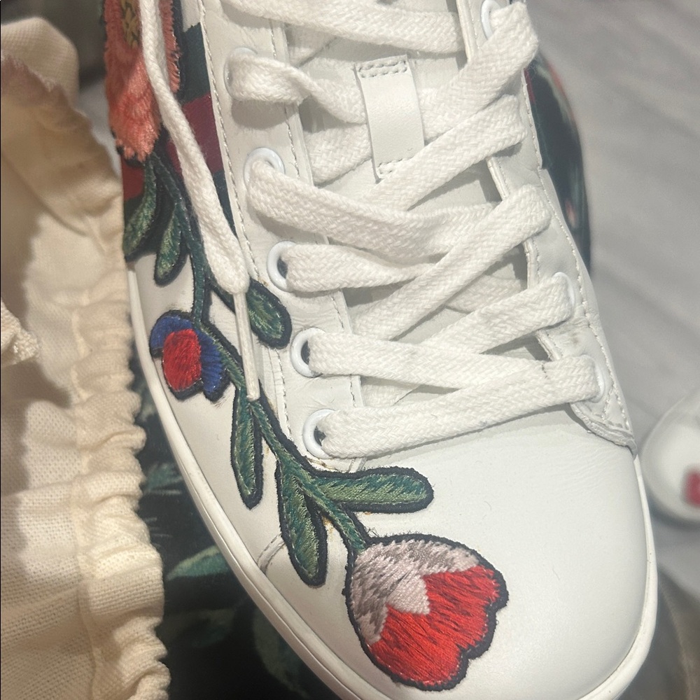 Gucci White Leather Floral Embroidered Low Top Sneakers - W8.5 (38.5) Authentic - Picture 13 of 16